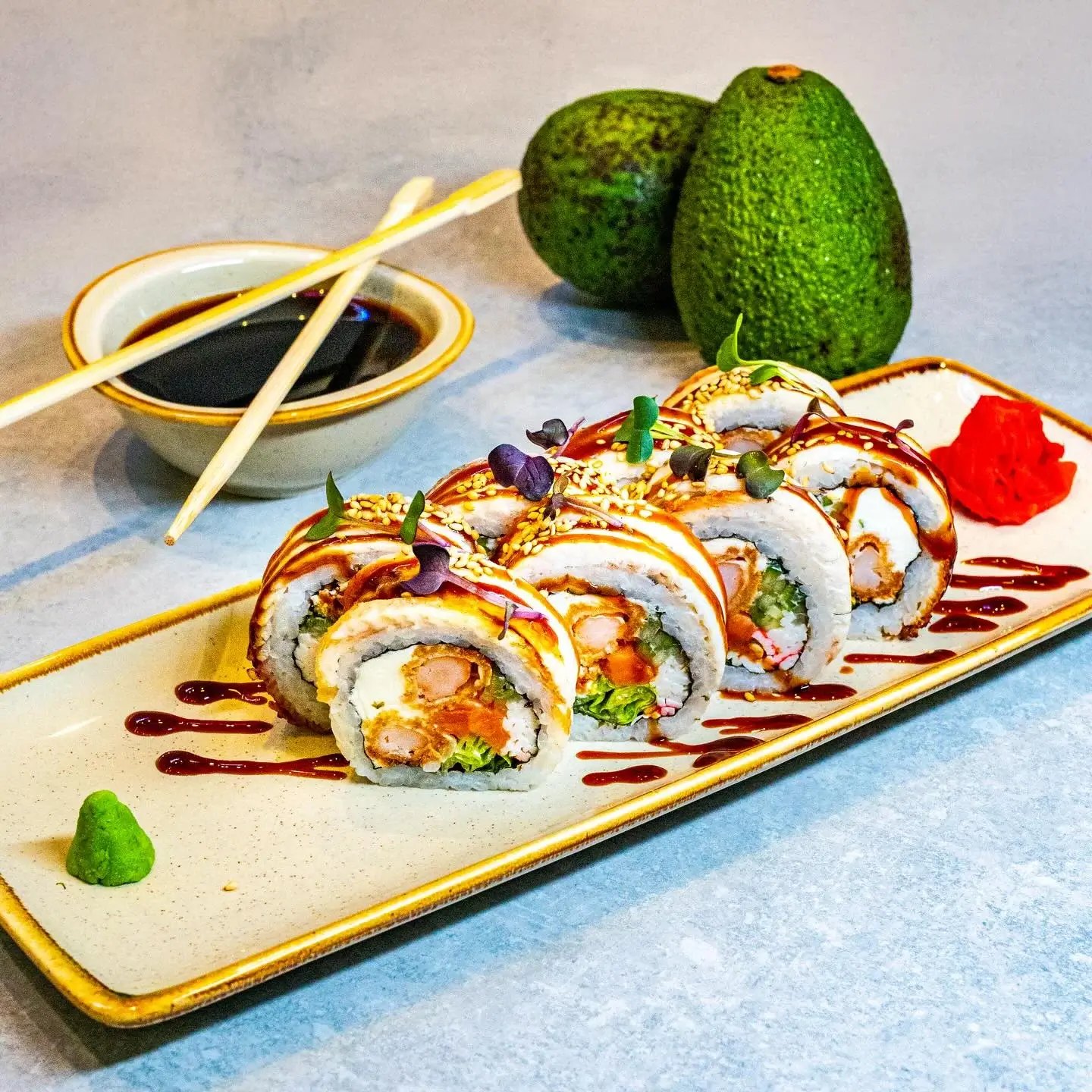 SnakeSushi mətbəxindən təzə hazırlanmış rollar